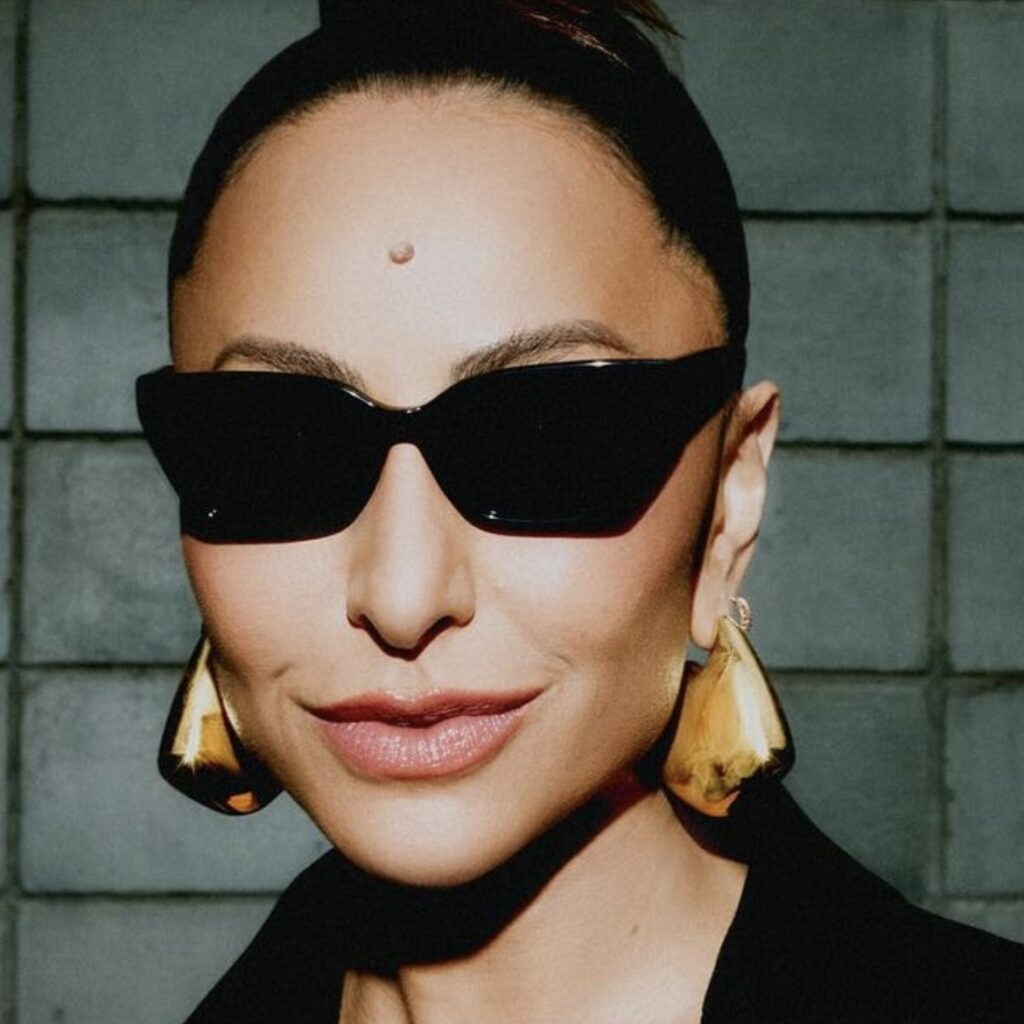 foto Sabrina Sato usando brinco fin da grife bottega, no qual o barbatana da authentical foi inspirado