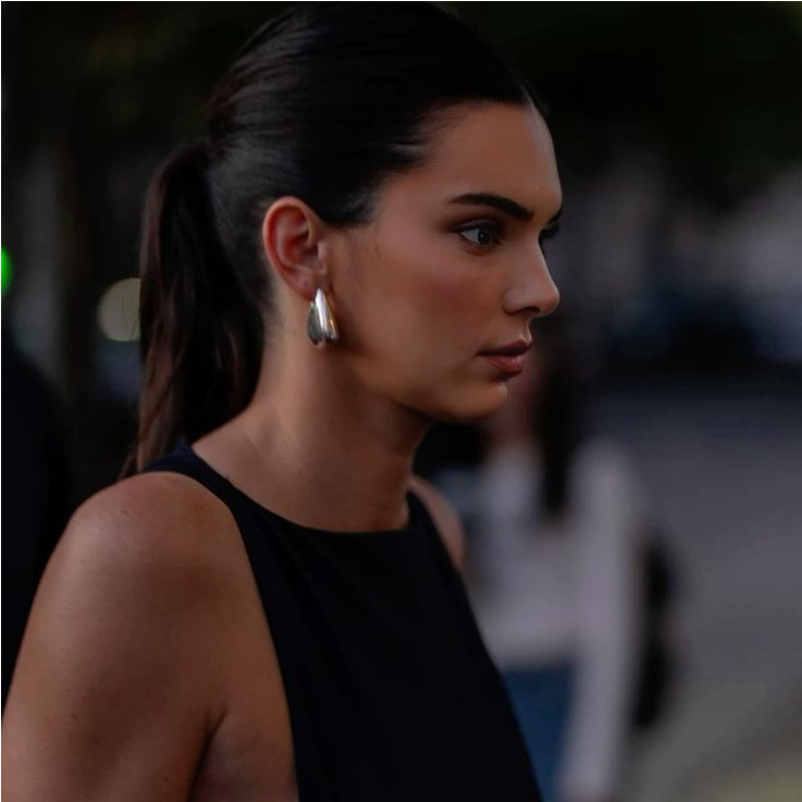 foto da Kendall Jenner usando brinco Fin da grife Bottega, no qual o barbatana da authentical foi inspirado