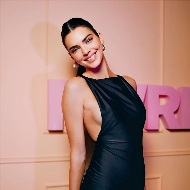 foto da Kendall Jenner utilizando brinco Fin da grife Bottega, no qual o barbatana da authentical foi inspirado