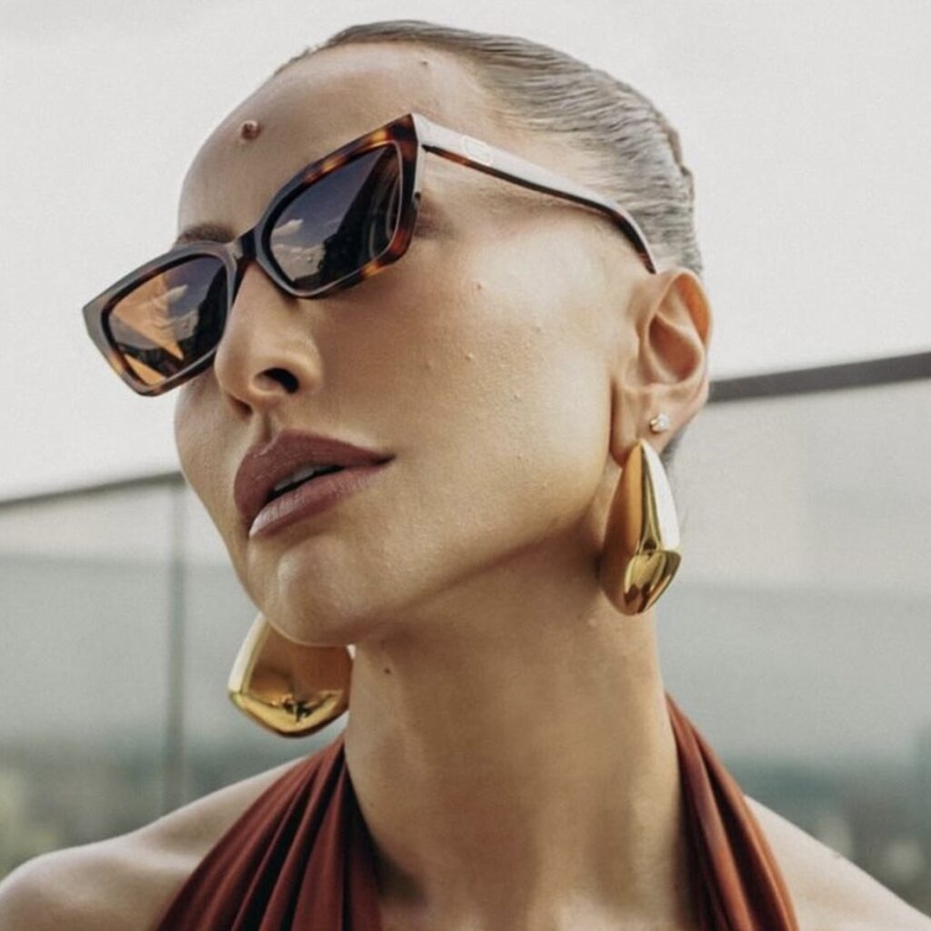 foto da Sabrina Sato utilizando brinco fin da grife bottega, no qual o barbatana da authentical foi inspirado